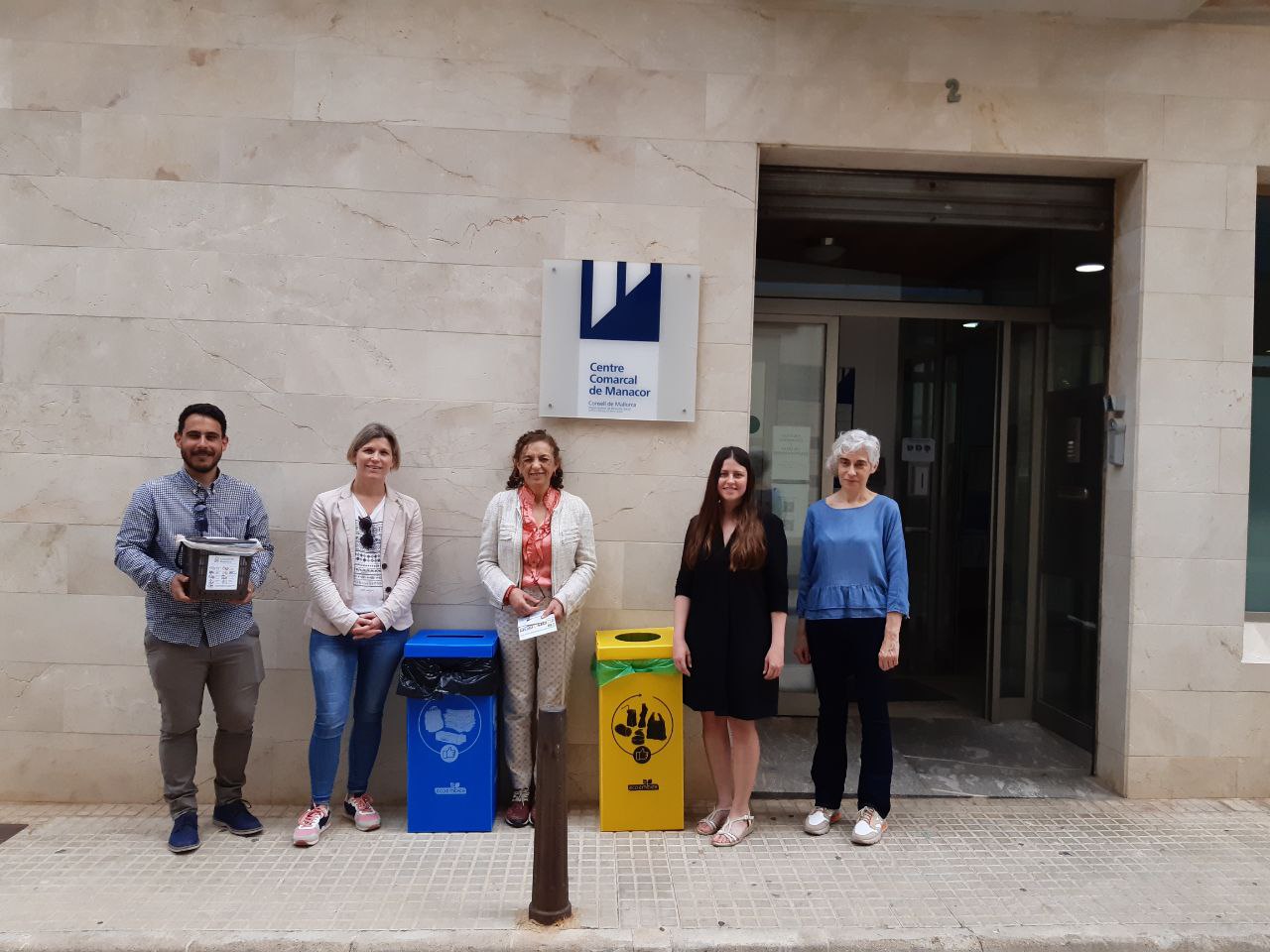 (D’esquerra a dreta) Juan Carrasco, director insular de Residus, Sofia Alonso, consellera de Drets Socials i presidenta de l’IMAS, Maria Antònia Barceló, cap de la secció d'Atenció a la Ciutadania, Aurora Ribot, vicepresidenta i consellera de Sostenibilitat i Medi Ambient, i Magdalena Gelabert, vicepresidenta de l’IMAS.