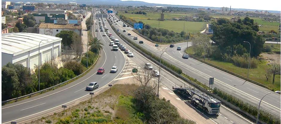 Imatge de l'autopista de l'aeroport amb el Bus-VAO amb poca ocupació.