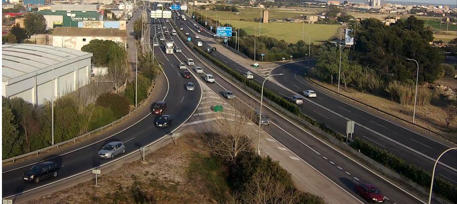 Imatge de l'autopista de l'aeroport amb el Bus-VAO amb poca ocupació.