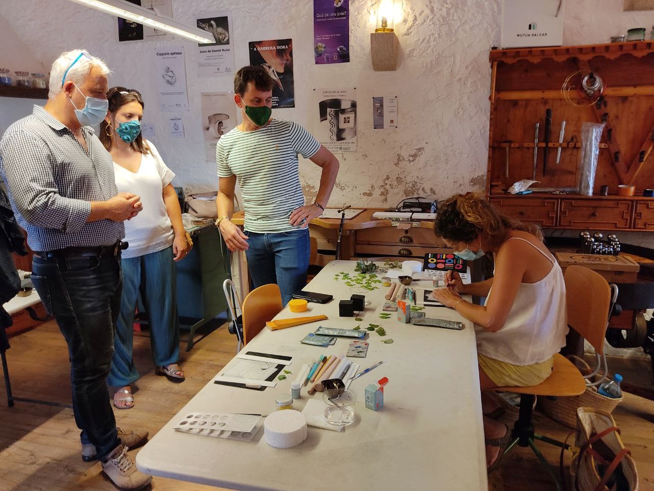 Jaume Alzamora i Marta Jordà amb el mestre artesà Damià Mulet. 