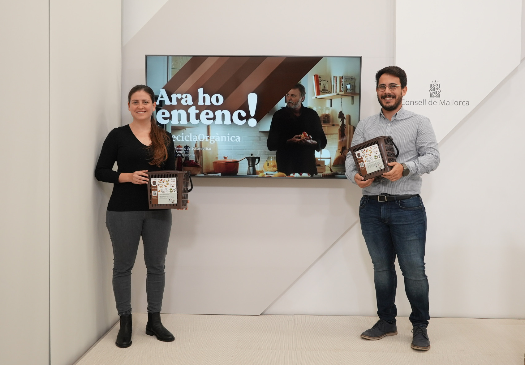 La consellera de Sostenibilitat i Medi Ambient, Aurora Ribot, i el director insular de Residus, Juan Carrasco