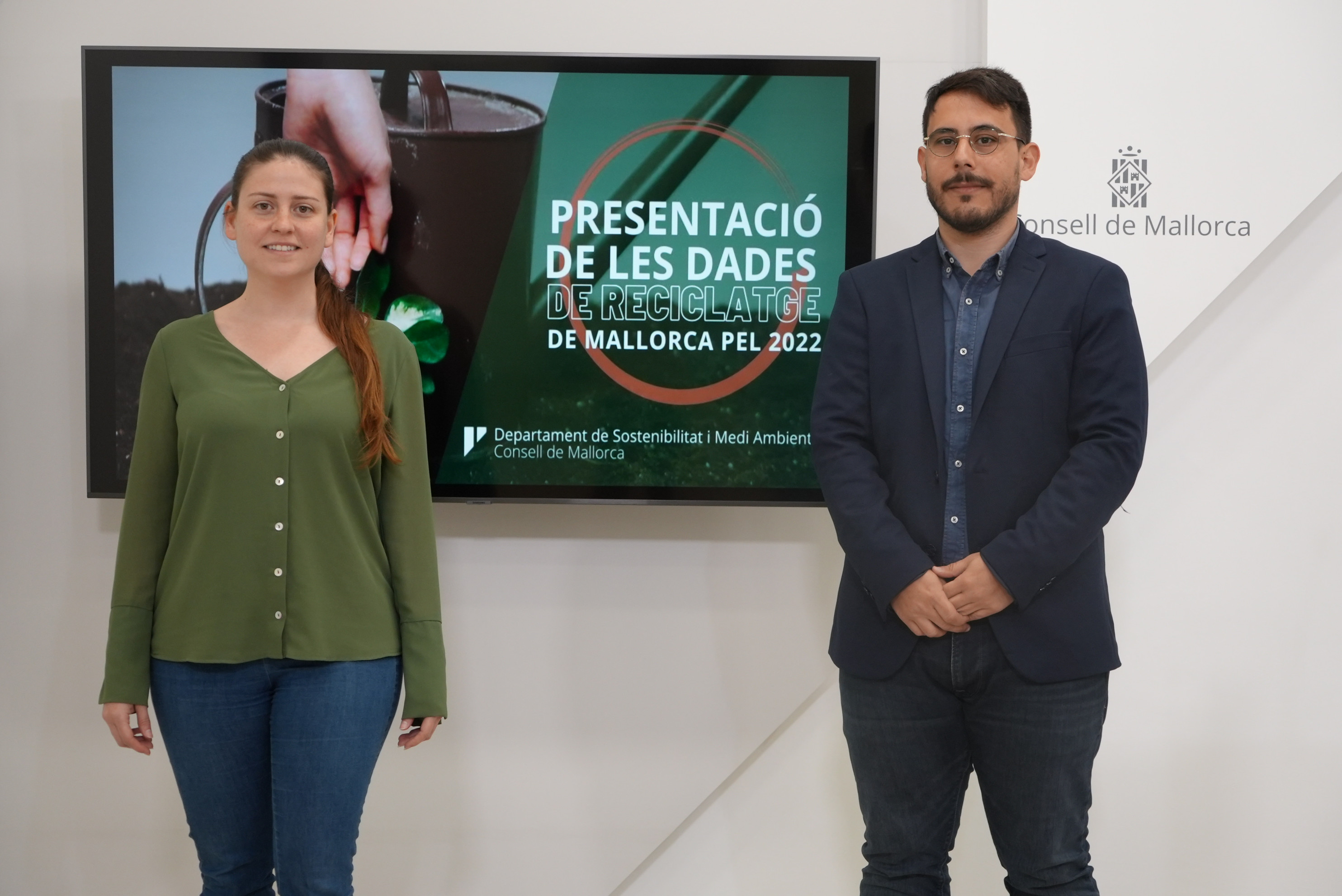 La vicepresidenta i consellera de Sostenibilitat i Medi Ambient, Aurora Ribot, i la directora insular de Residus, Juan Carrasco