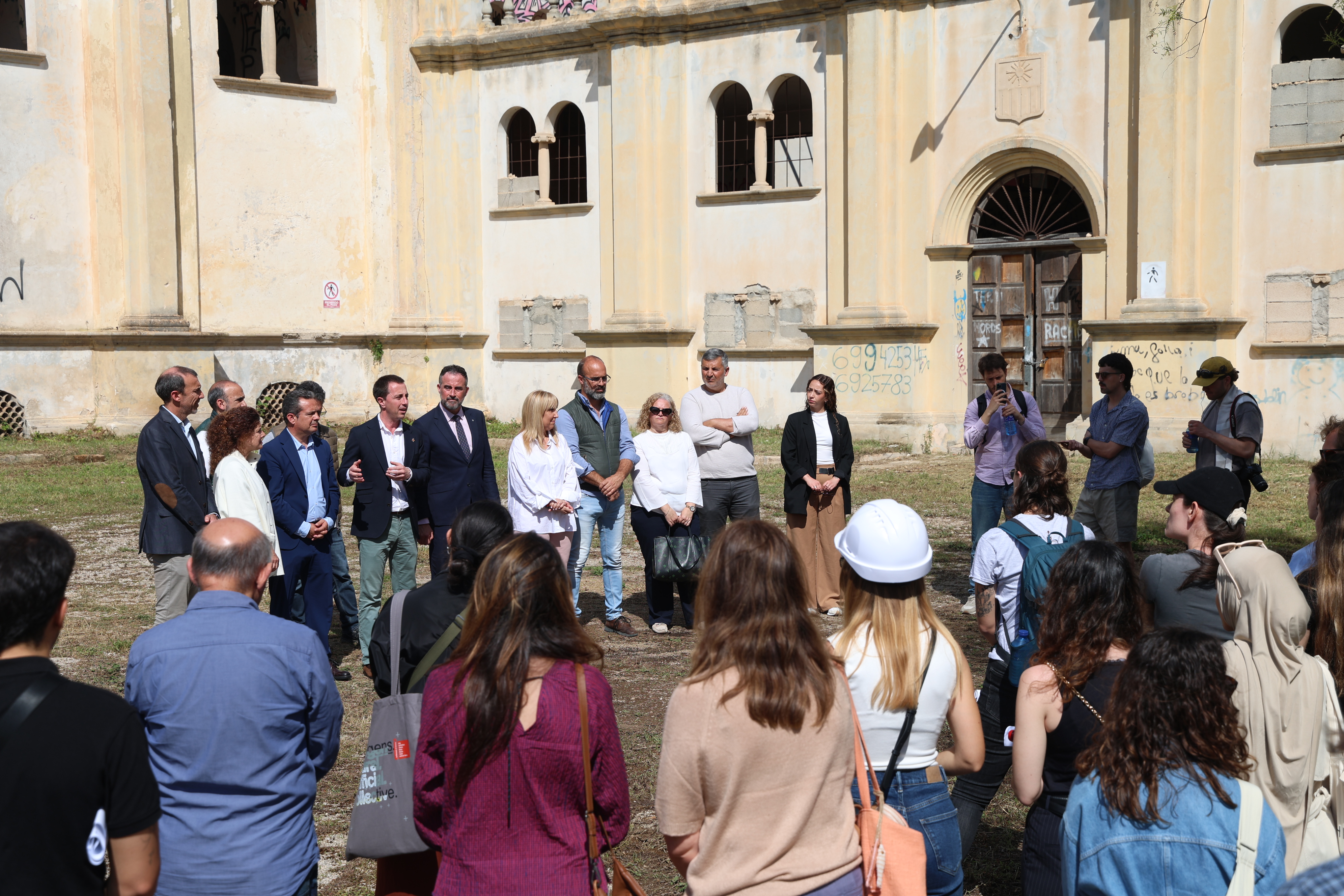El president, Llorenç Galmés, a la visita dels joves arquitectes d'Europan 18 a Es Sindicat de Felanitx