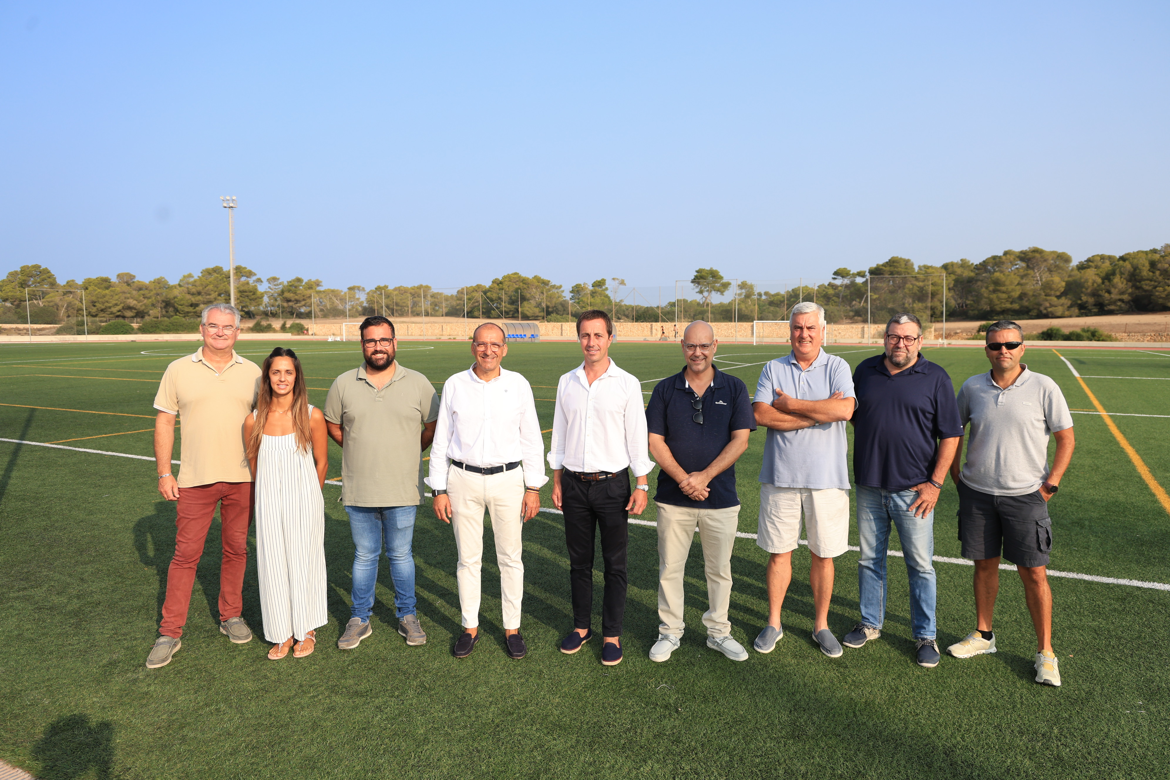 El presidente Galmés, junto al director insular Pedro Mas, el alcalde del municipio, Joan Rodríguez, y algunos de sus ediles.