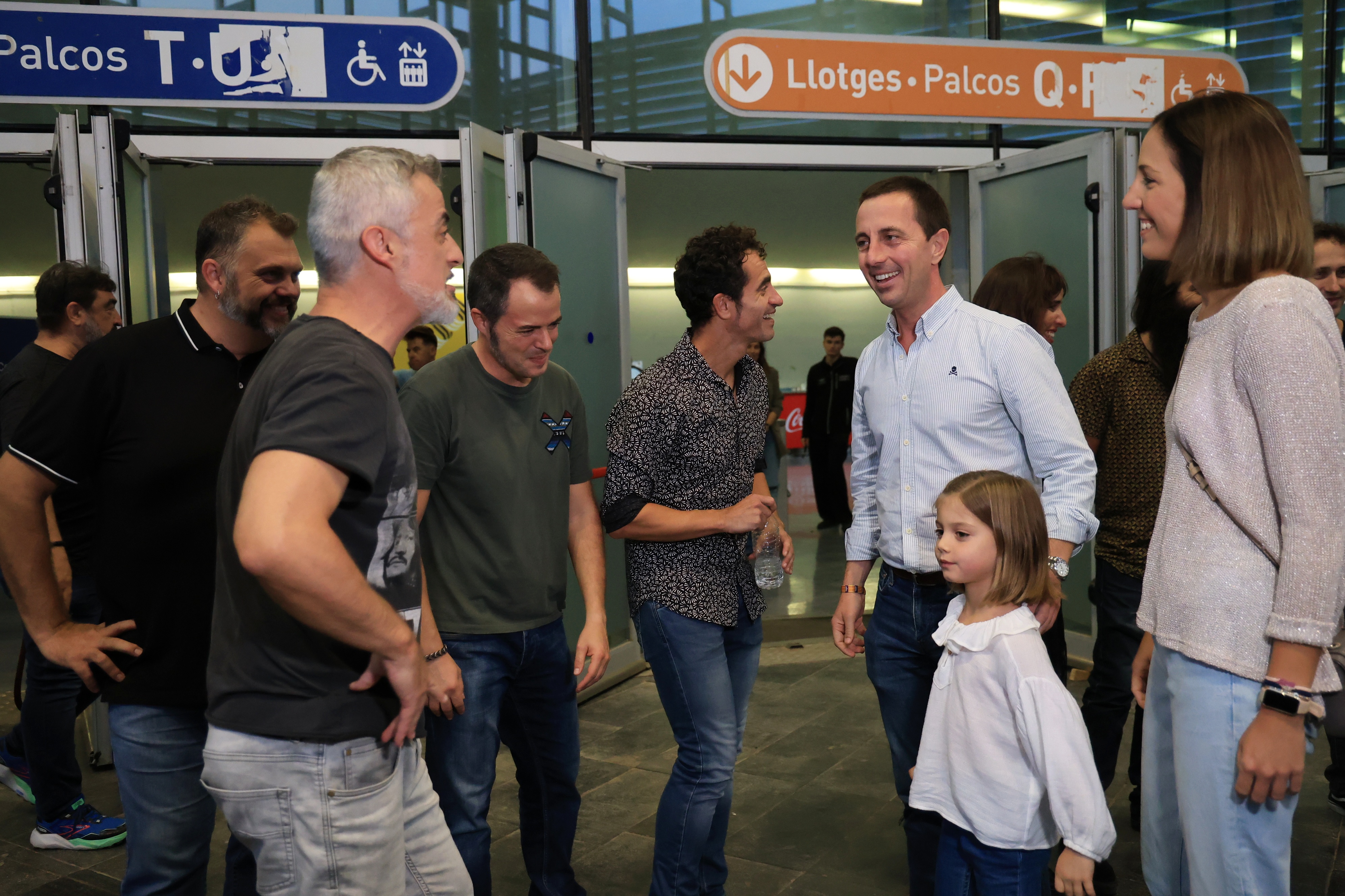 El president Galmés i la vicepresidenta Roca saludant als integrants del grup.
