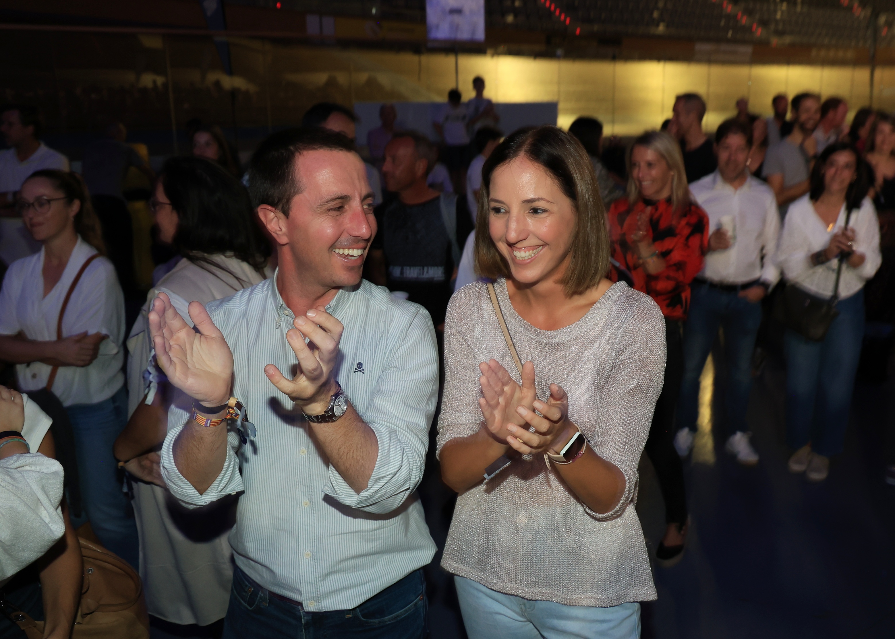 El president Llorenç Galmés y la vicepresidenta Antònia Roca gaudint amb la música d'Anegats.