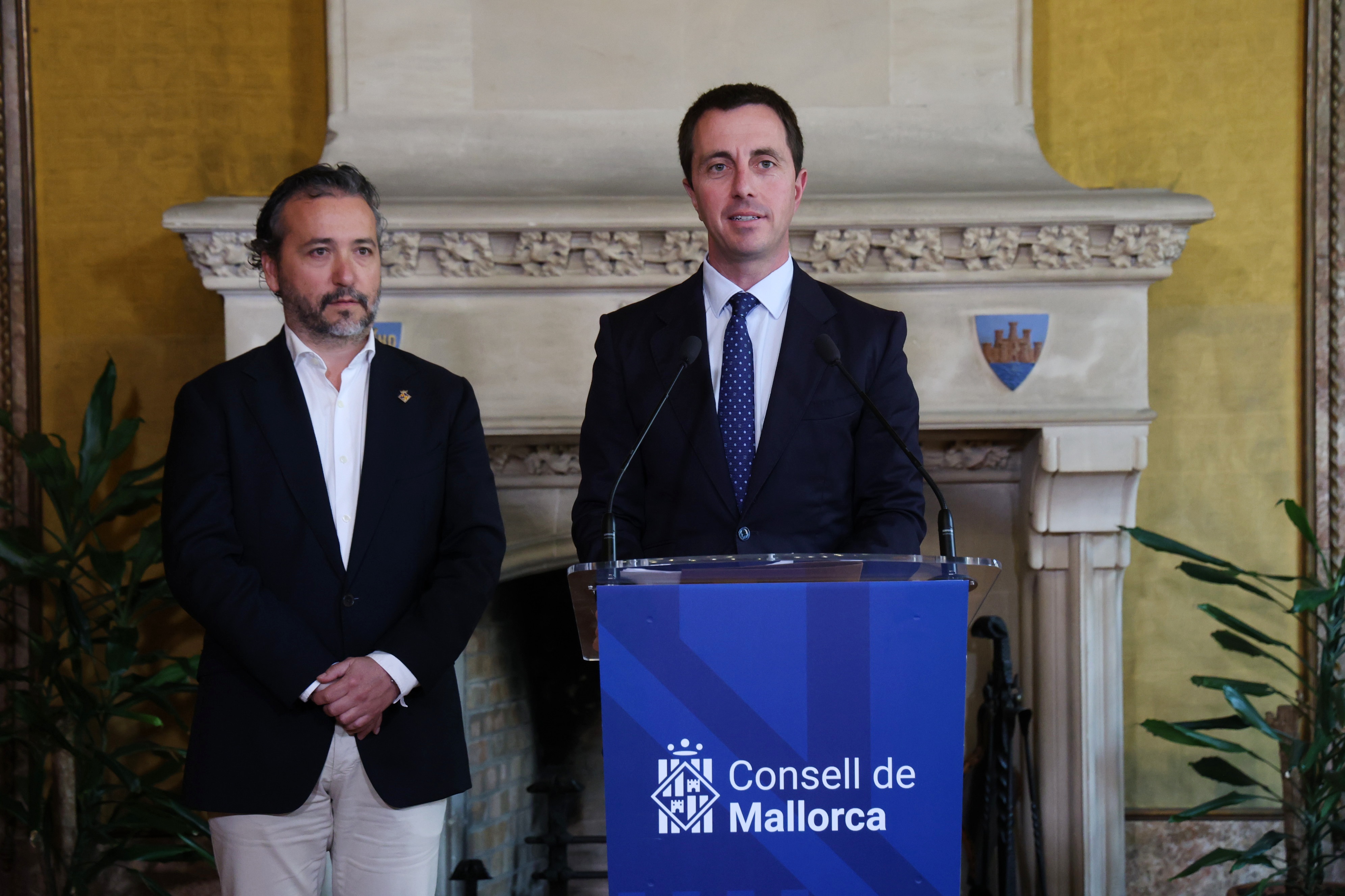 El president Galmes, acompanyat del conseller Fernando Rubio, explicant el contingut de la trobada amb diputats i senadors.