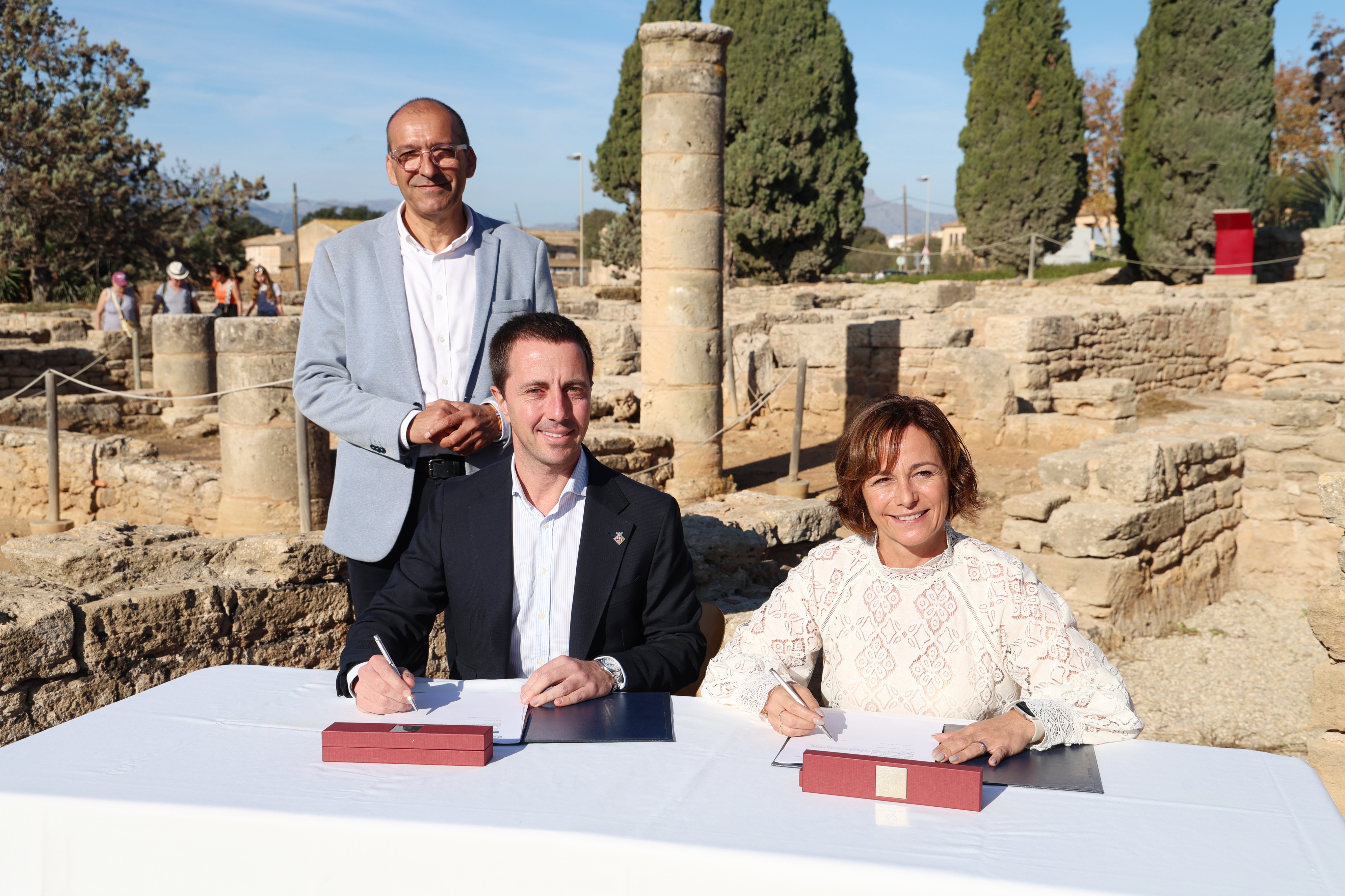 Firma del convenio para la mejora de la accesibilidad a la Ciudad Romana de Pollentia