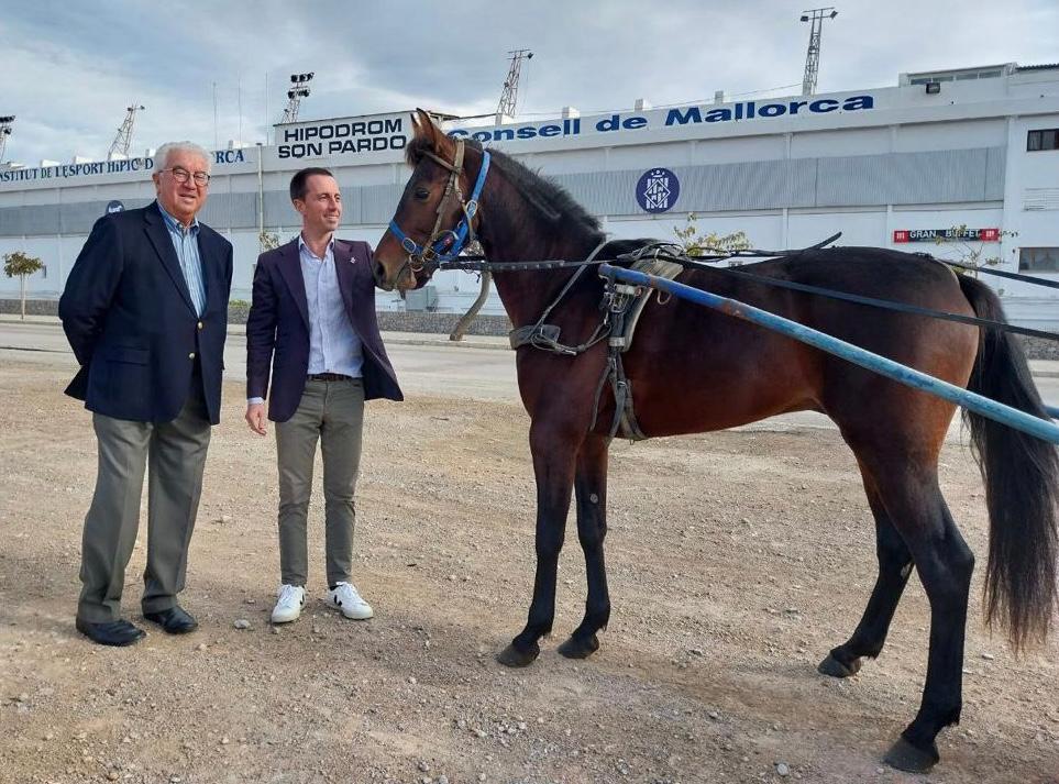 El president del Consell de Mallorca, Llorenç Galmés i el president del Institut de l’esport hípic de Mallorca, Gaspar Oliver, en l'Hipòdrom de Son Pardo.