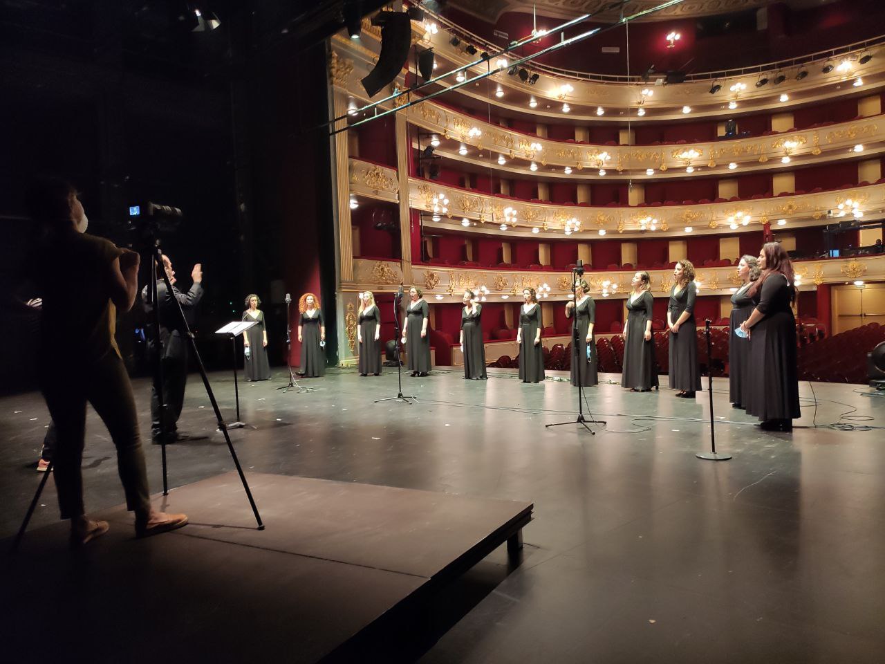 Moment de l'enregistrament del vídeo del cor del Teatre Principal