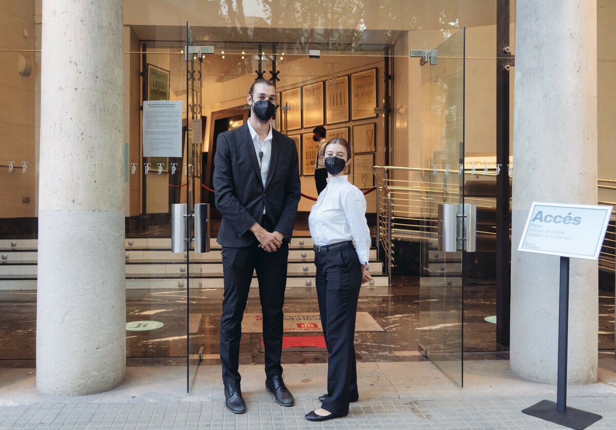 Personal d'acomodació a portes del Teatre Principal