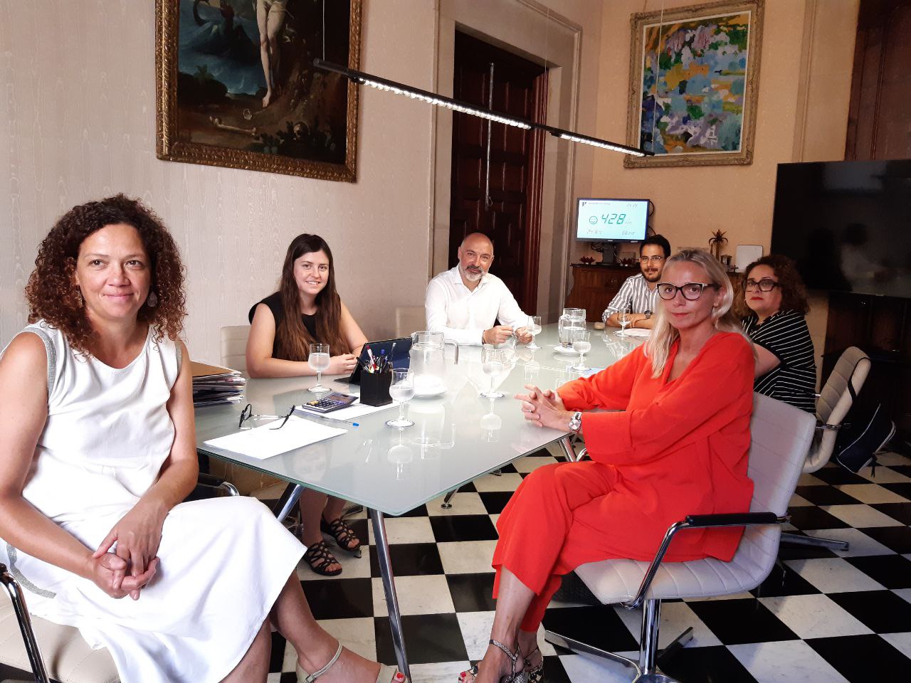 (d’esquerra a dreta): Catalina Cladera, presidenta del Consell de Mallorca, Aurora Ribot, vicepresidenta i consellera de Sostenibilitat i Medi Ambient, Andreu Serra, conseller de Turisme i Esports, Juan Carrasco, director insular de Residus, María José Aguiló, vicepresidenta de la FEHM i Maria Frontera, presidenta de la FEHM 
