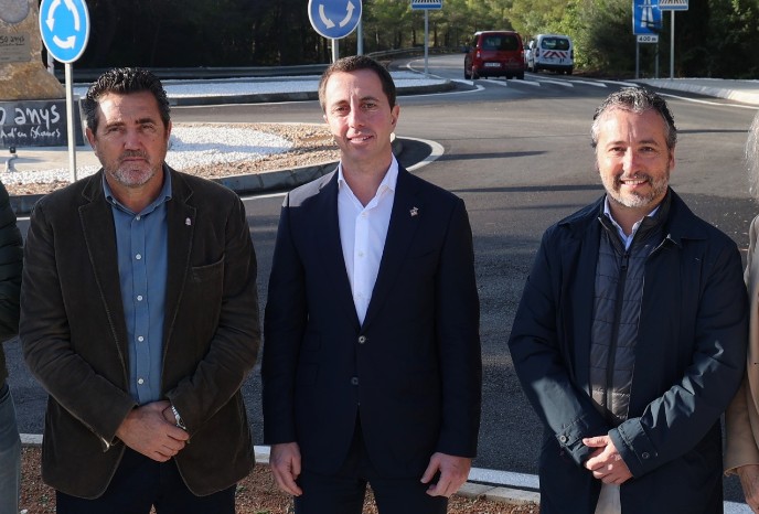 Visita del presidente del Consell ,Llorenç Galmés, i el Conseller de Territori , Fernando Rubio, a la presentación de una rotonda en Calvià.