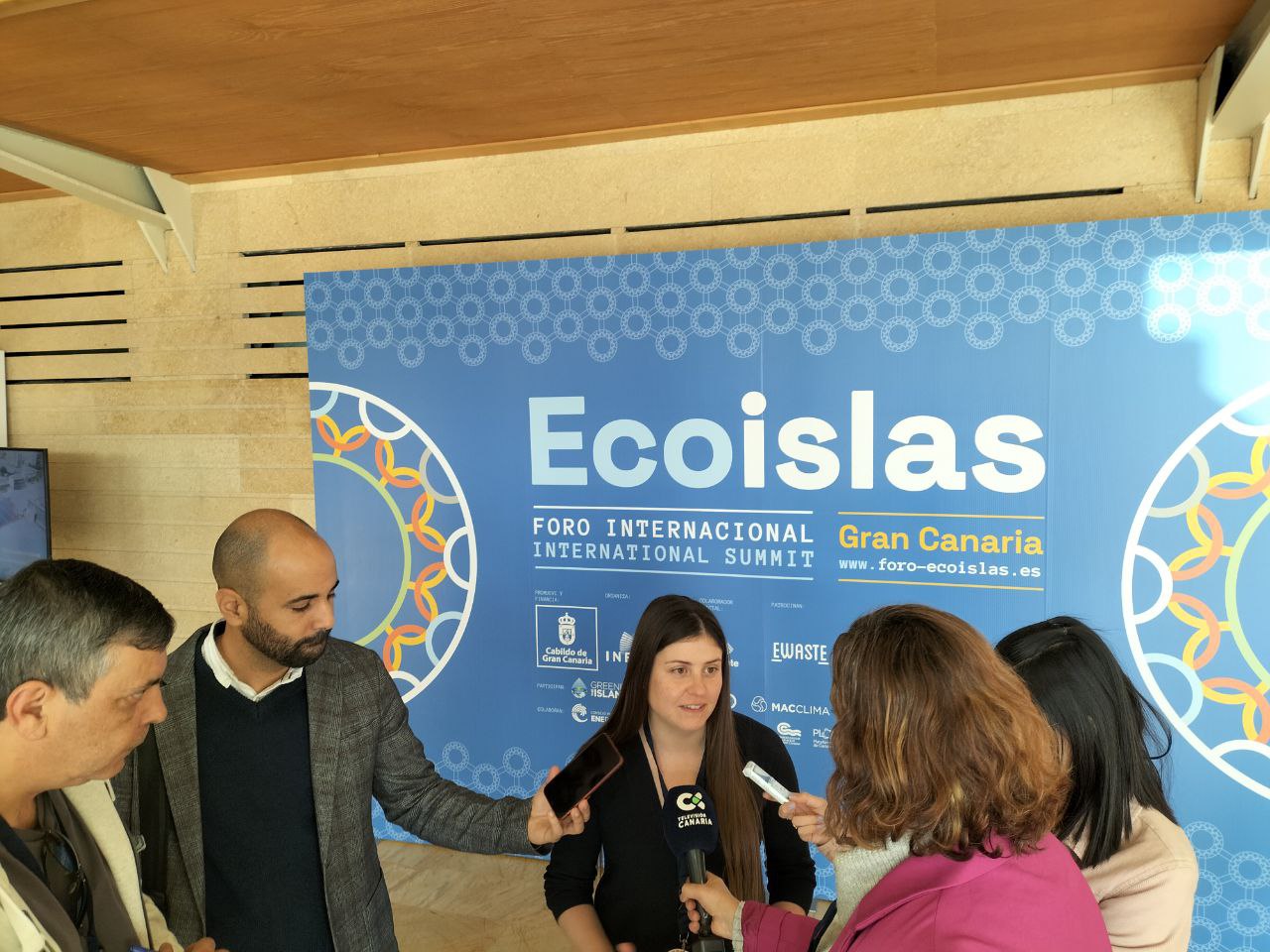 La vicepresidenta i consellera de Sostenibilitat i Medi Ambient, Aurora Ribot atenent els mitjans de comunicació