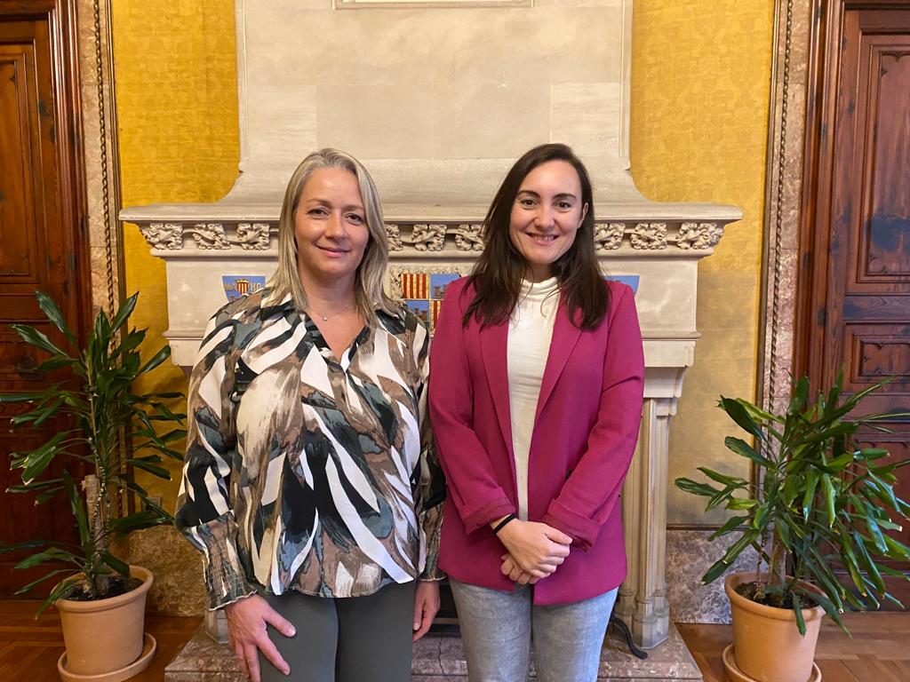 La consellera de Promoció Econòmica i Desenvolupament Local, Pilar Amate y la directora insualar de Suport i Coordinació Municipal, Beatriz Camiña