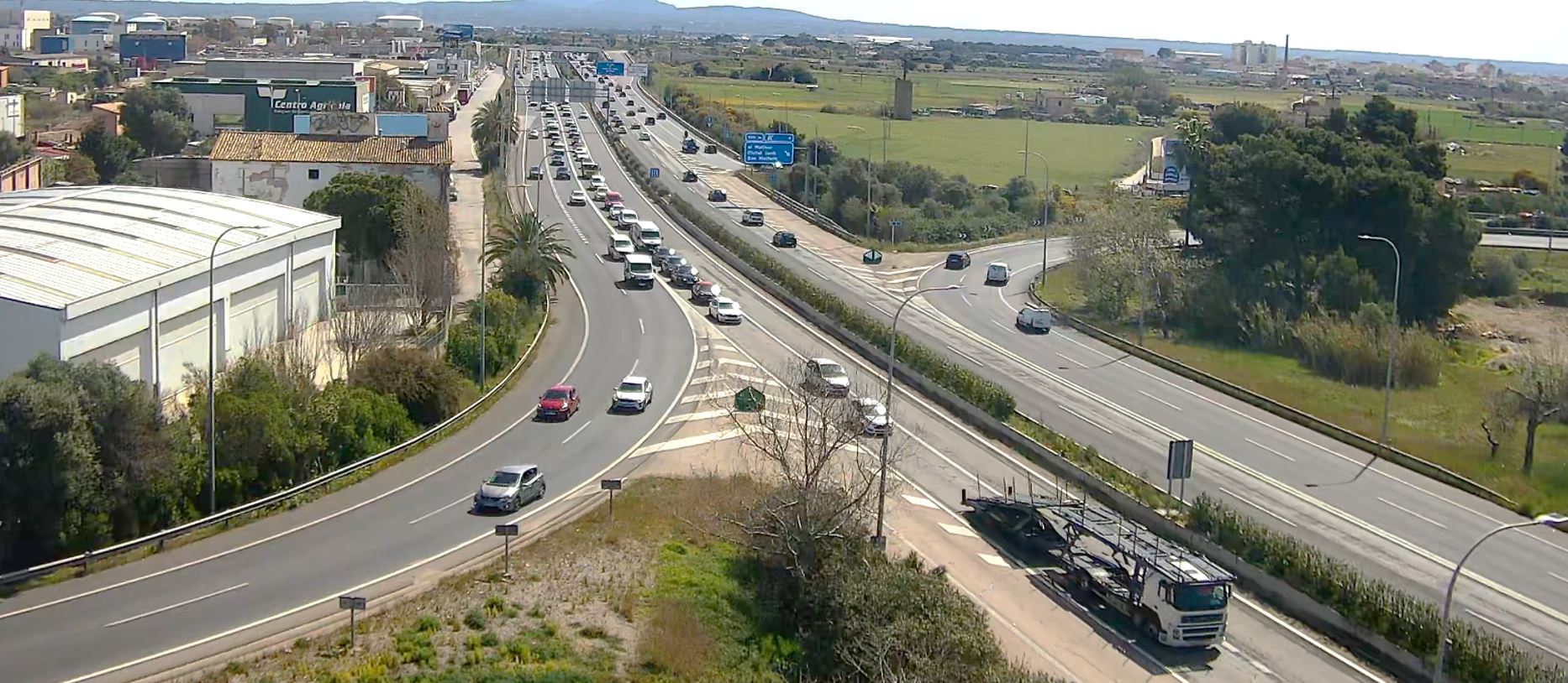 Imatge del carril bus-VAO prácticament buit i els altres dos carrils de l'autopista saturats de vehicles.