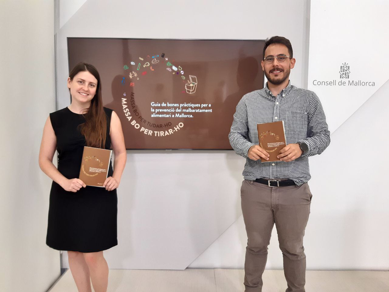 Aurora Ribot, vicepresidenta del Consell de Mallorca i consellera executiva de Sostenibilitat i Medi Ambient i Juan Carrasco, director insular de Residus