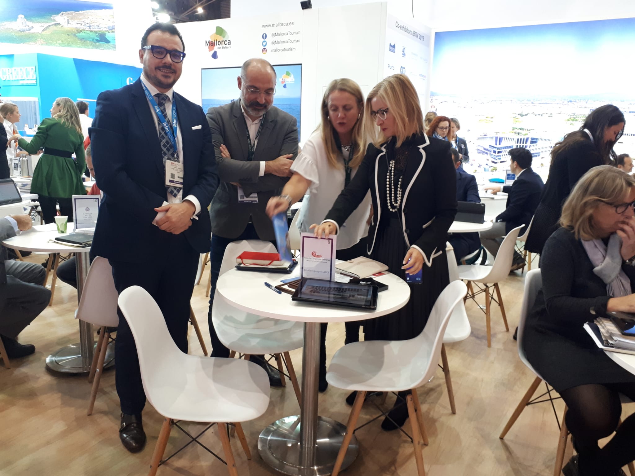 El conseller de Turisme i Esports, Andreu Serra, i la directora insular de Turisme, Lucía Escribano, a la fira internacional IBTM Barcelona.