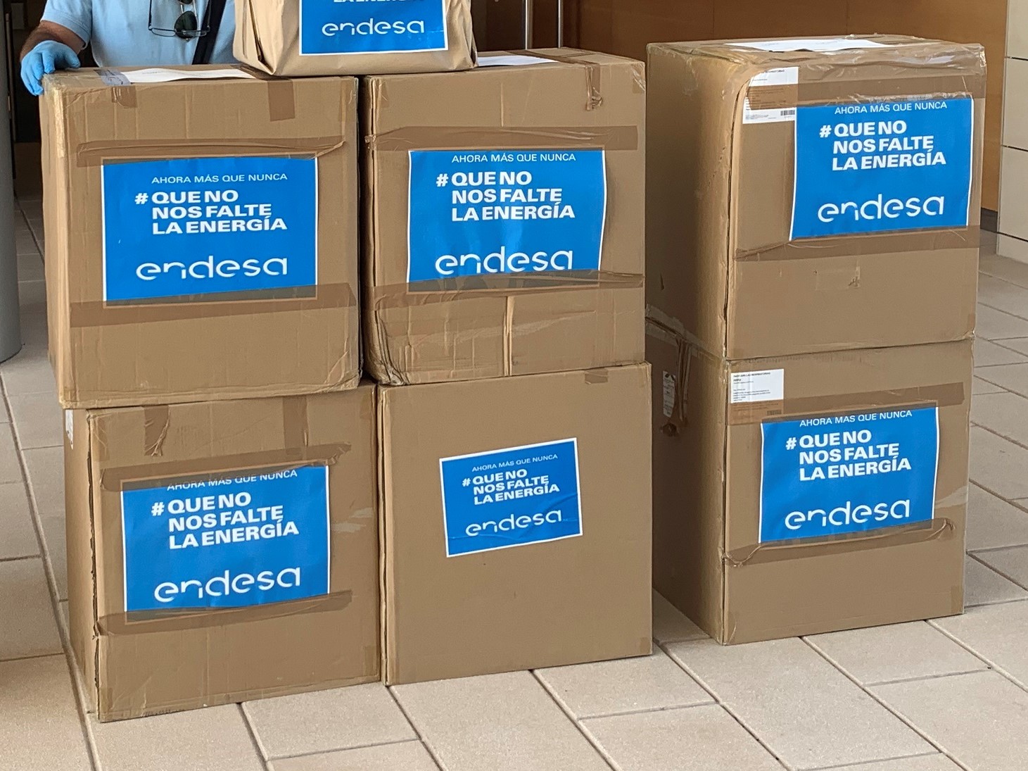 L’empresa Endesa ha donat 12.000 mascaretes, mentre que la Delegació del Govern n’ha aportades 38.395 i el Govern balear ha fet arribar altres 15.000 peces (guants i ulleres de protecció).