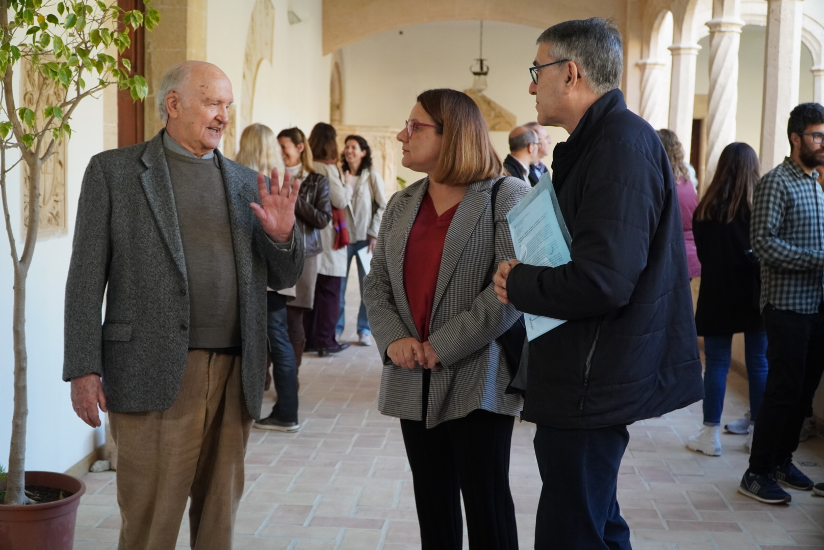D'esquerra a dreta: el pare Josep Amengual, Bel Busquets i el pare Toni Fernández