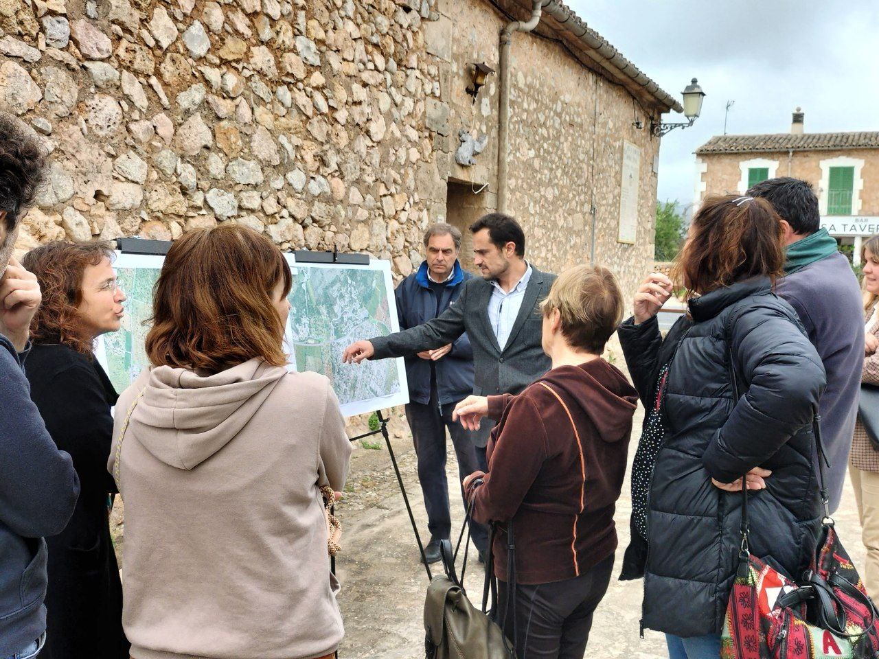 El conseller de Mobilitat i Infraestructures, Iván Sevillano, reunido con los vecinos i vecinas de Esporles.