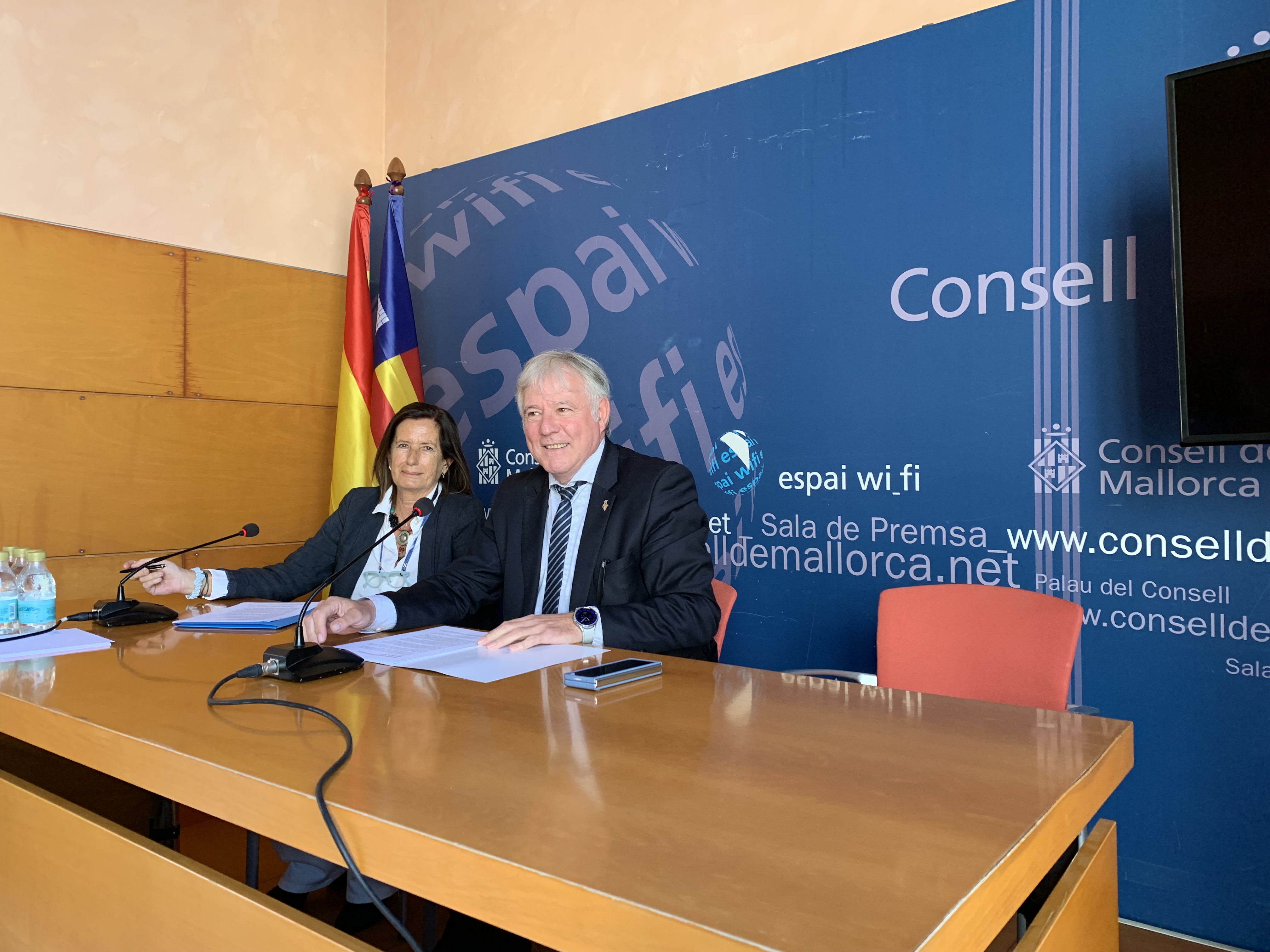 El conseller Rodríguez al costat de la directora insular, Clara del Moral