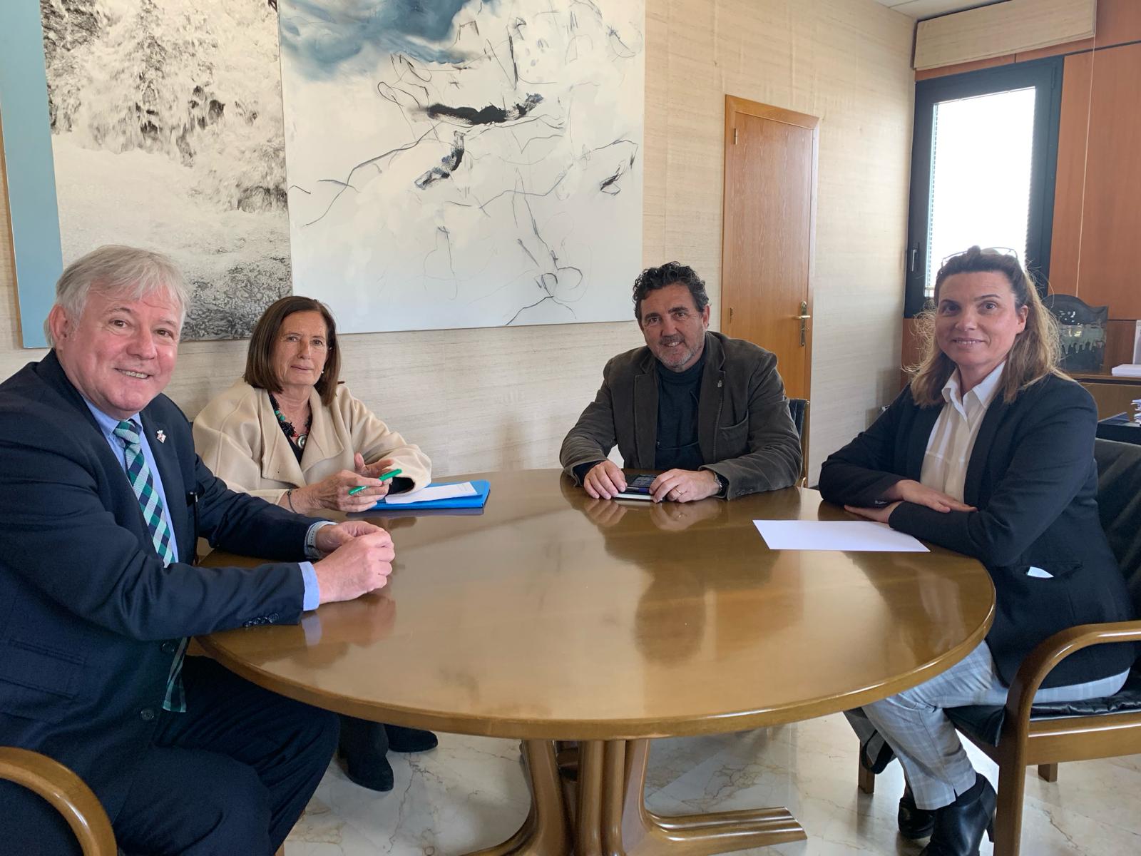 Imatge de la reunió amb el batle de Calvià, Juan Antonio Amengual.