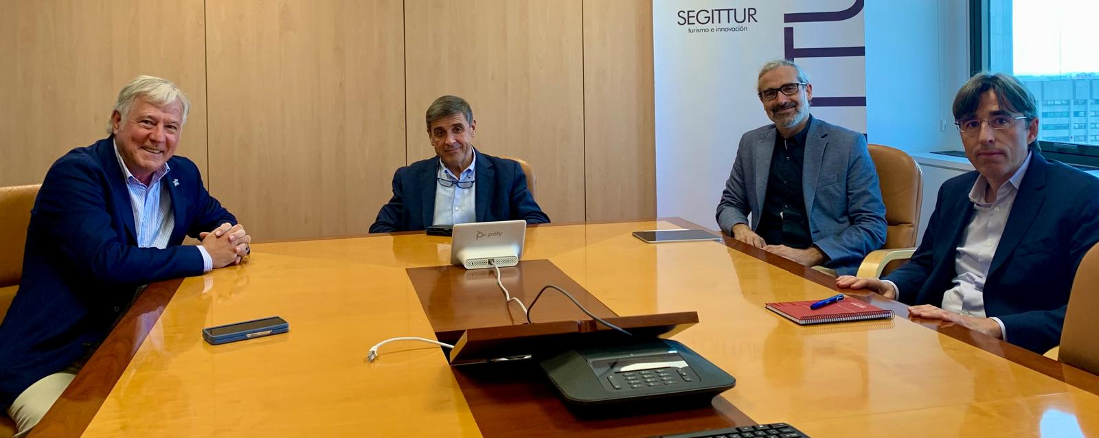 Rodríguez al costat del president de Segittur i el seu equip.