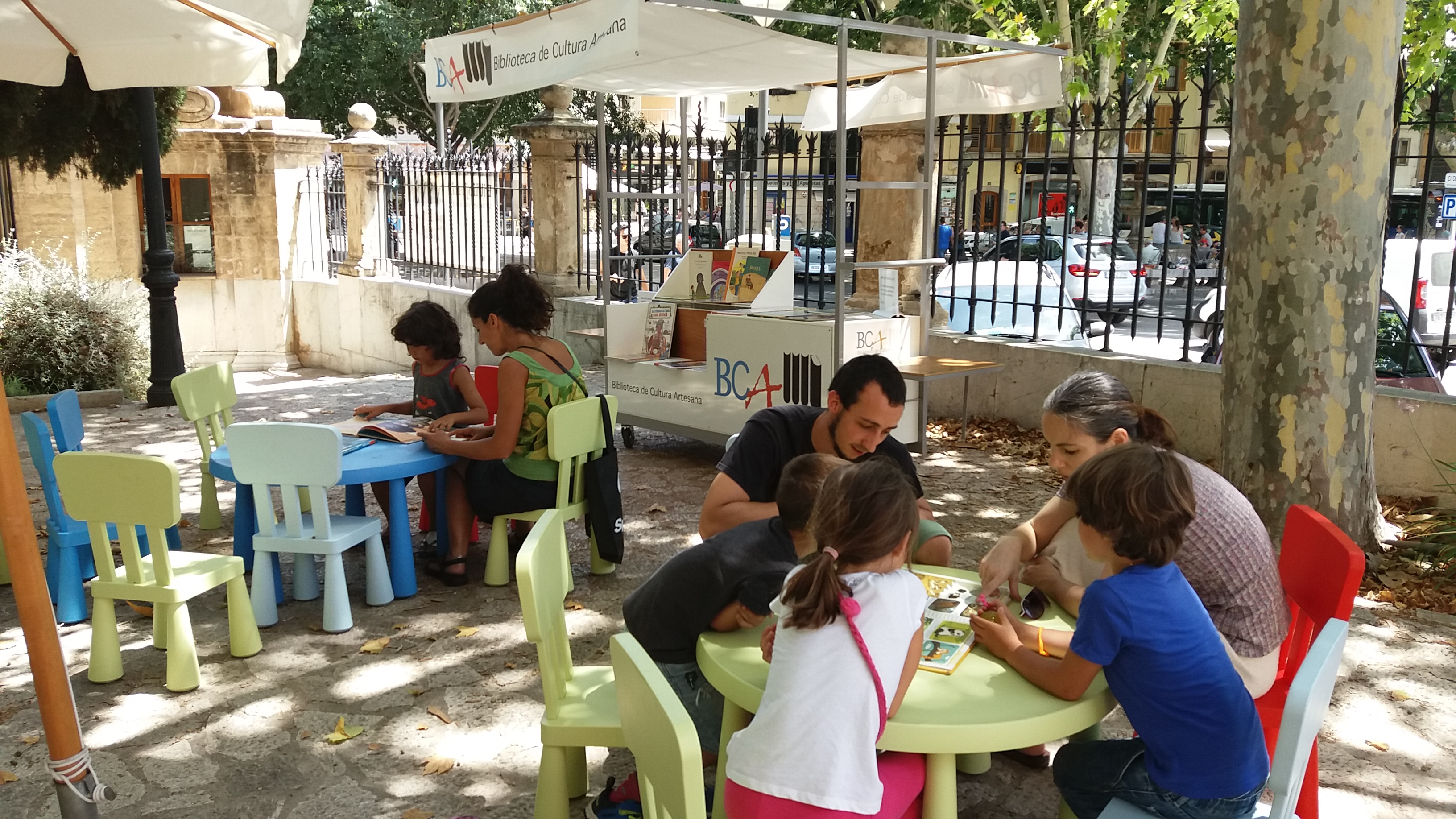 Infants al Bibliojardí de la Misericòrdia com a activitat pel foment de la lectura