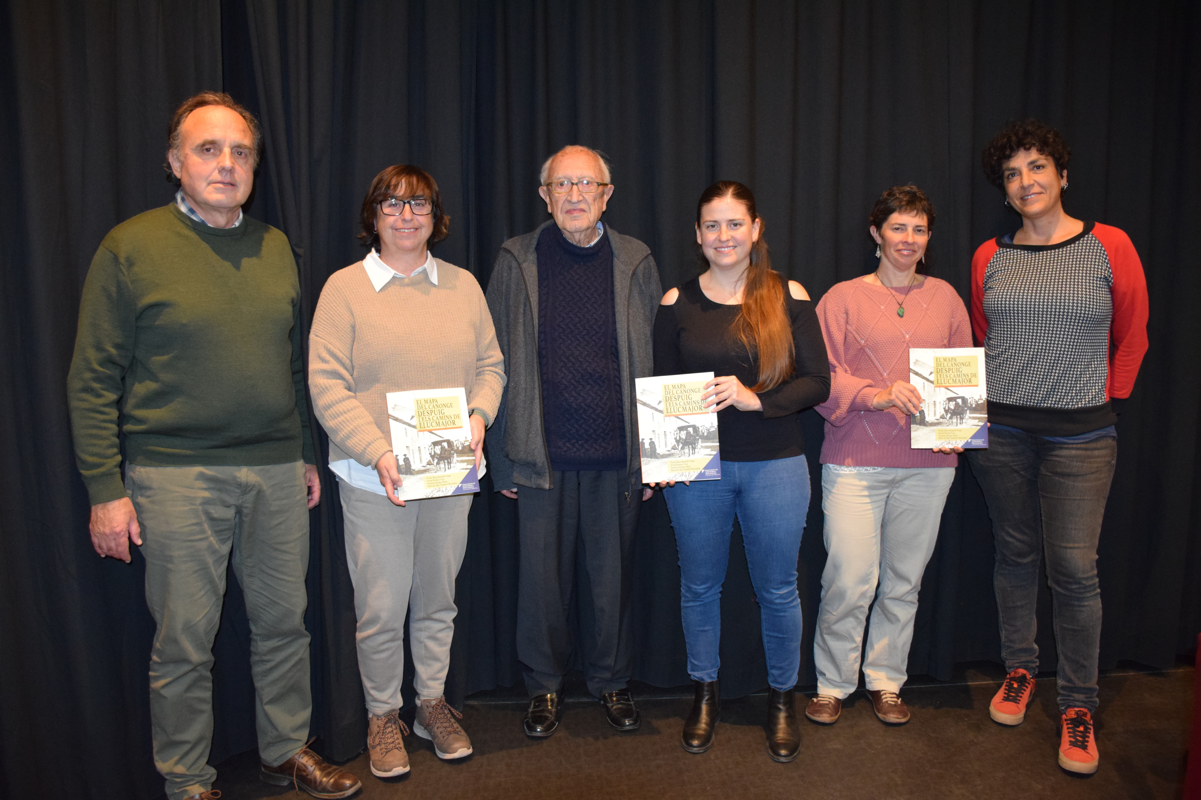 (d'esquerra a dreta) els autors i autores del llibre: Antoni Reynes, Vicenç Maria Rosselló, Francesca Rotger, la consellera de Sostenibilitat i Medi Ambient, Aurora Ribot, Maria del Mar Taltavull, directora insular de Medi Ambient, Inmaculada Férriz