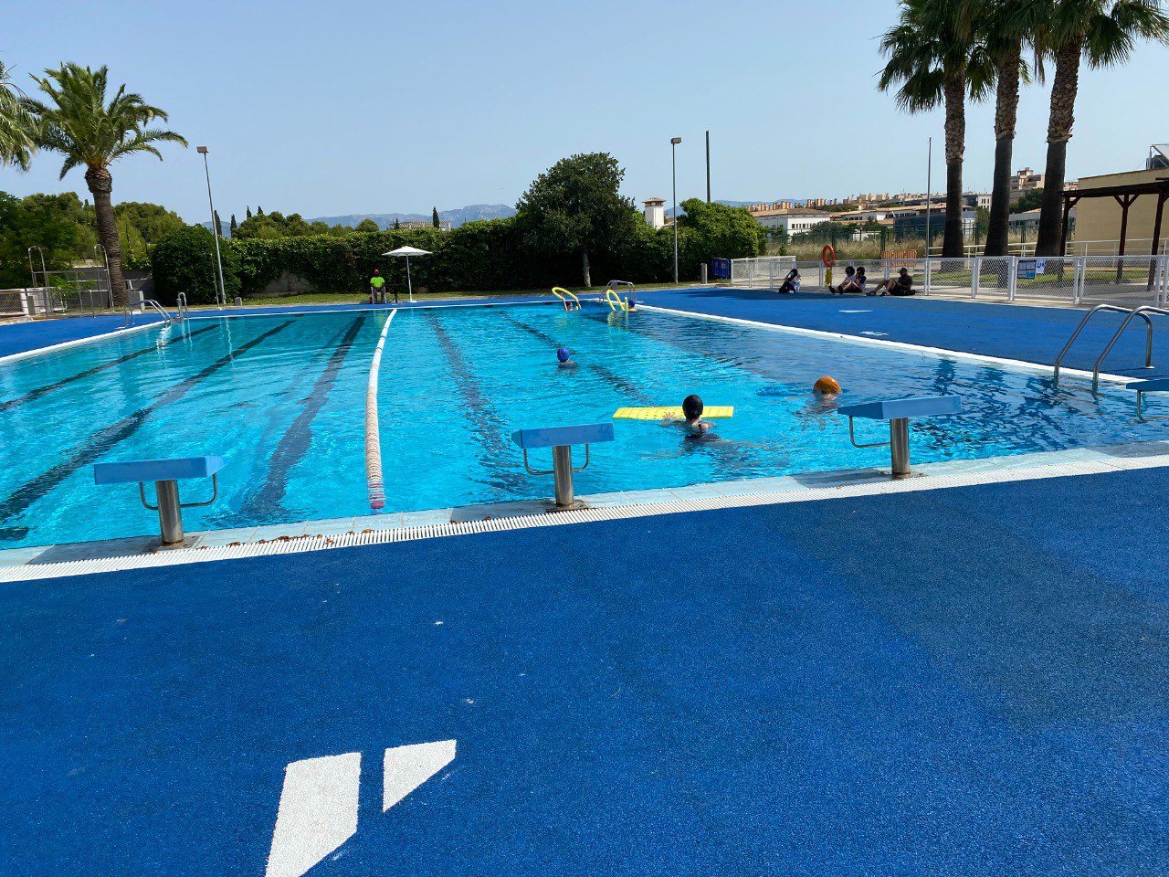 La piscina descoberta del Poliesportiu Sant Ferran del Consell de Mallorca ja es troba oberta de cara a l’estiu 2021.