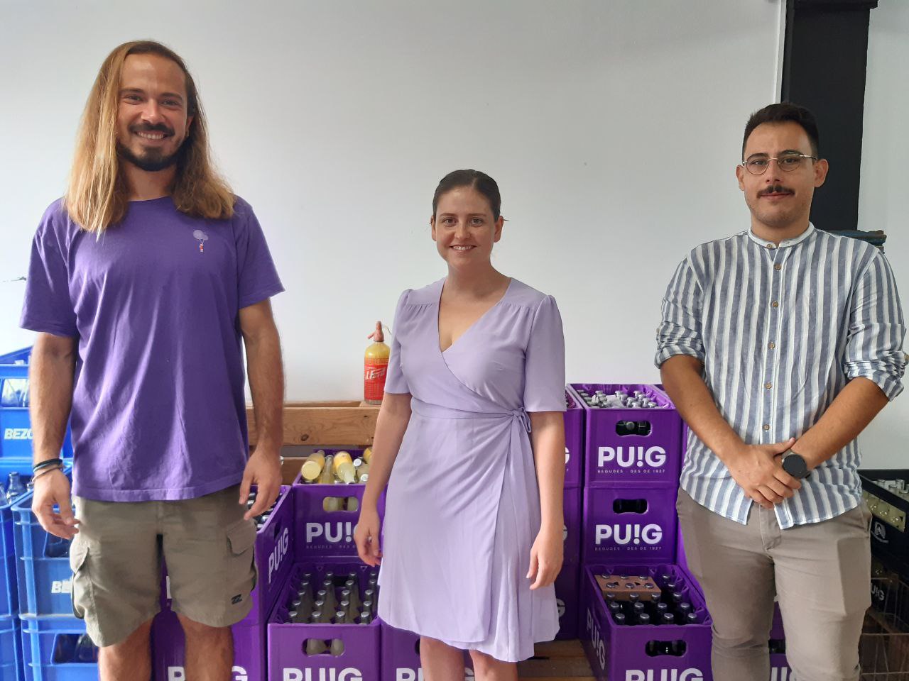 (d’esquerra a dreta) Julià Puig, quarta generació de Begudes Puig, Aurora Ribot, vicepresidenta i consellera de Sostenibilitat i Medi Ambient i Juan Carrasco, director insular de Residus