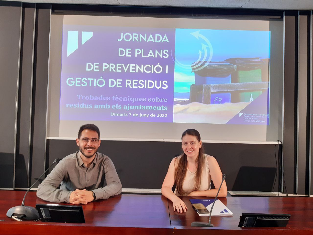 El director insular de Residus, Juan Carrasco i La vicepresidenta del Consell de Mallorca i consellera de Sostenibilitat i Medi Ambient, Aurora Ribot