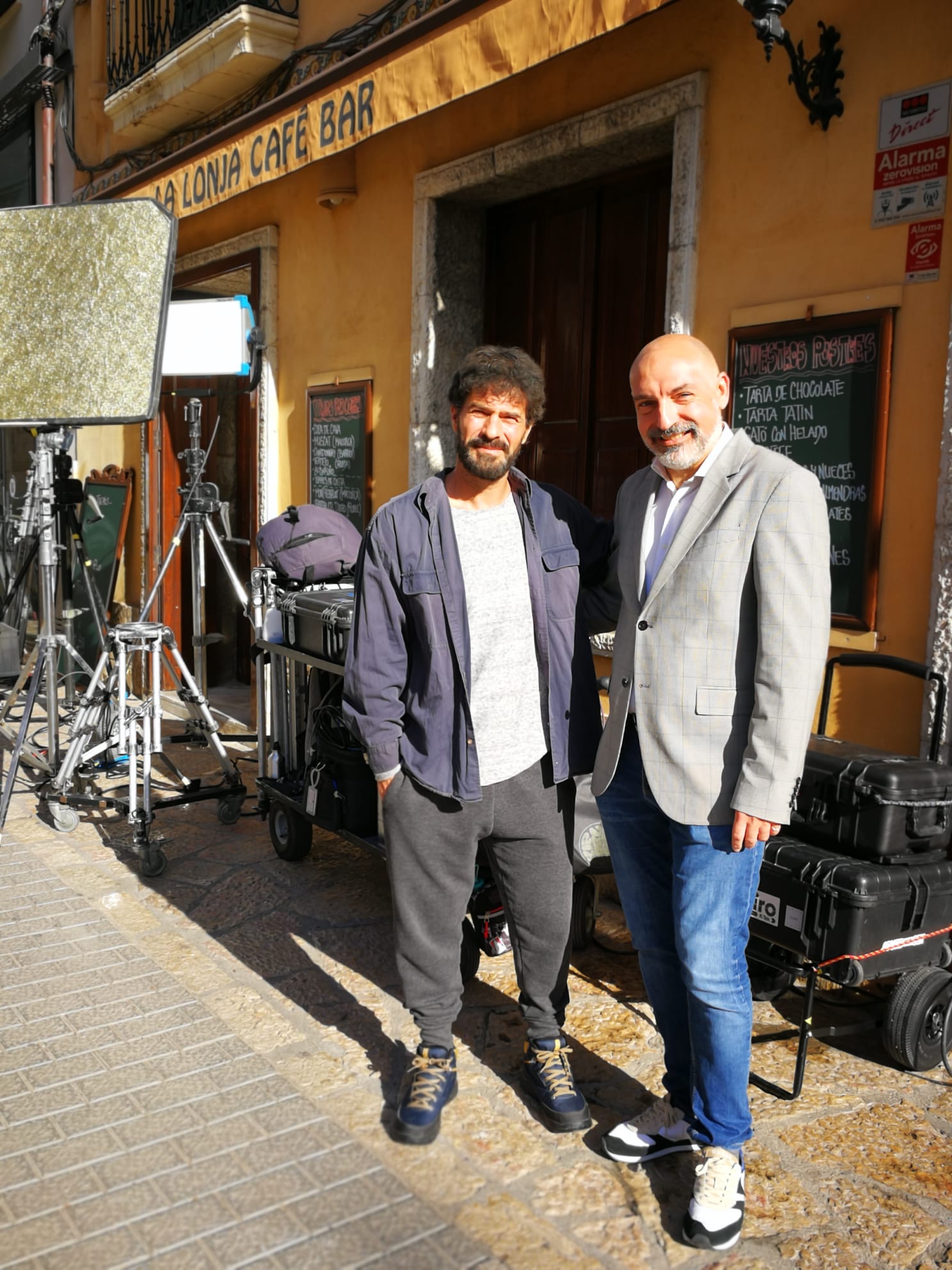 Roldolfo Sancho i Andreu Serra, a la porta del Cafè La Llonja, on es du a terme el rodatge.