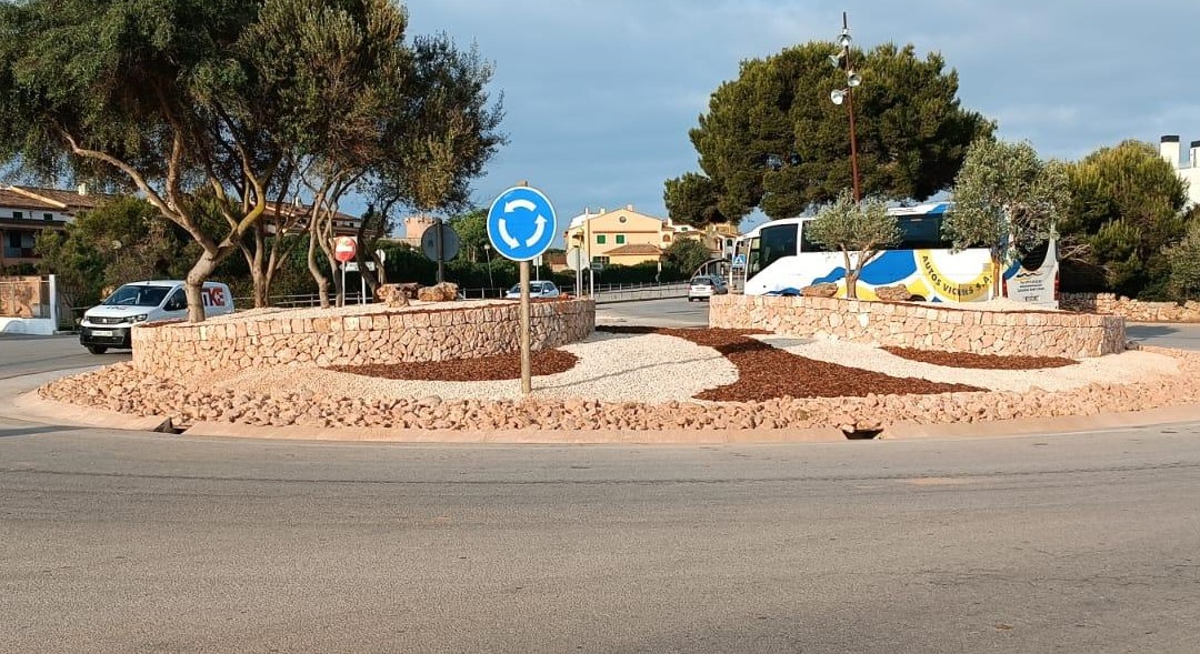 La rotonda d'entrada a sa Ràpita remodelada.