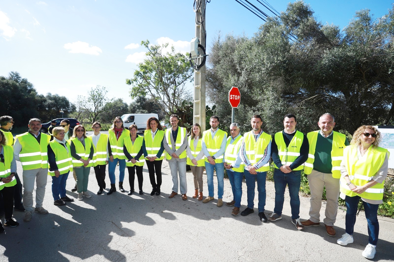 Cladera, Sevillano, Pons i regidors del consistori de Santanyí amb els responsables d'obra