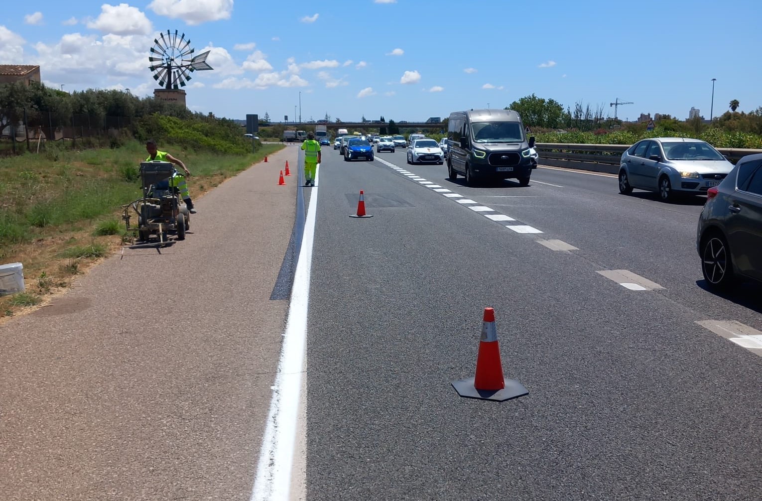 Labores de pintura del nuevo vial de incorporación.