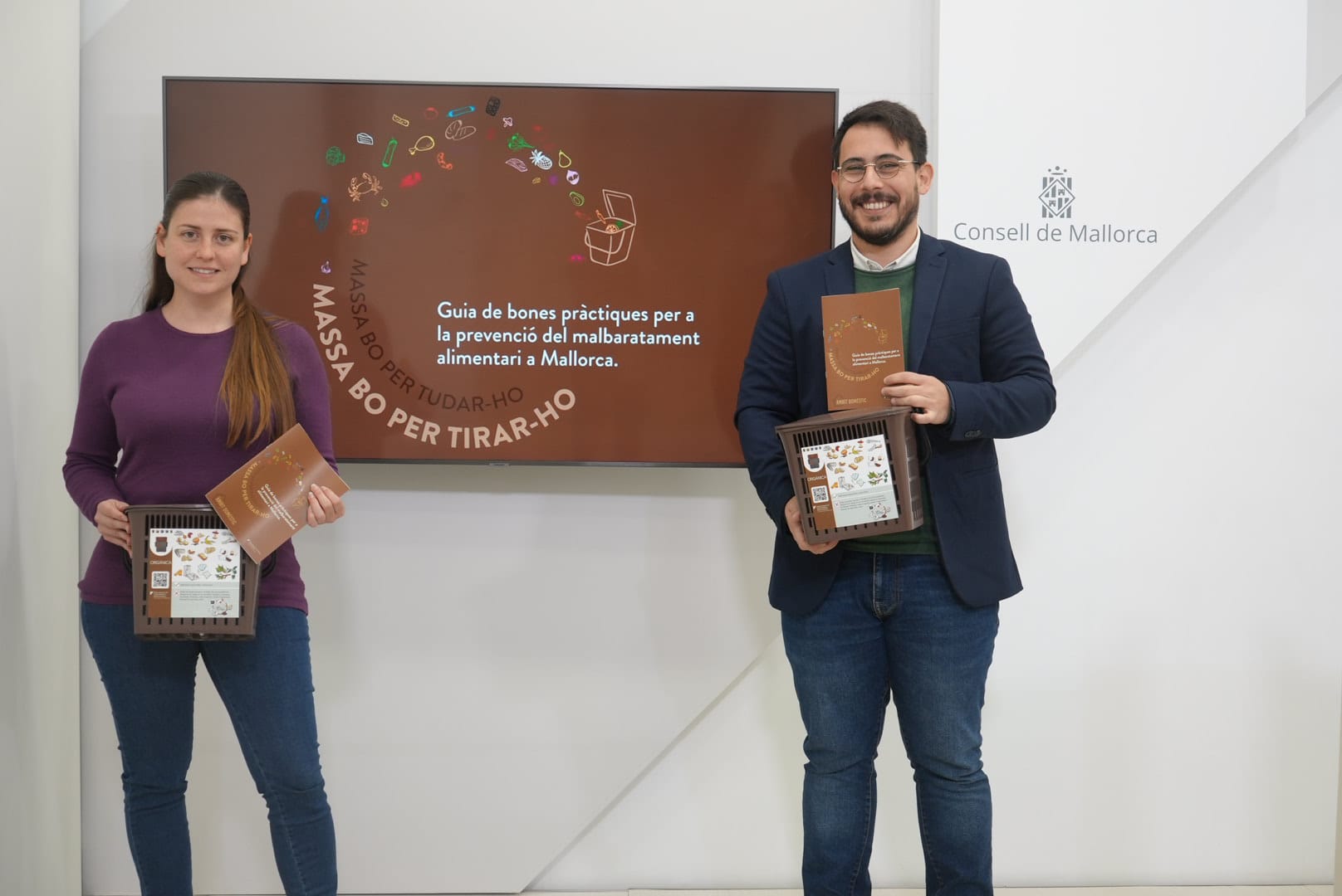 La consellera de Sostenibilitat i Medi Ambient, Aurora Ribot i el director insular de Residus, Juan Carrasco