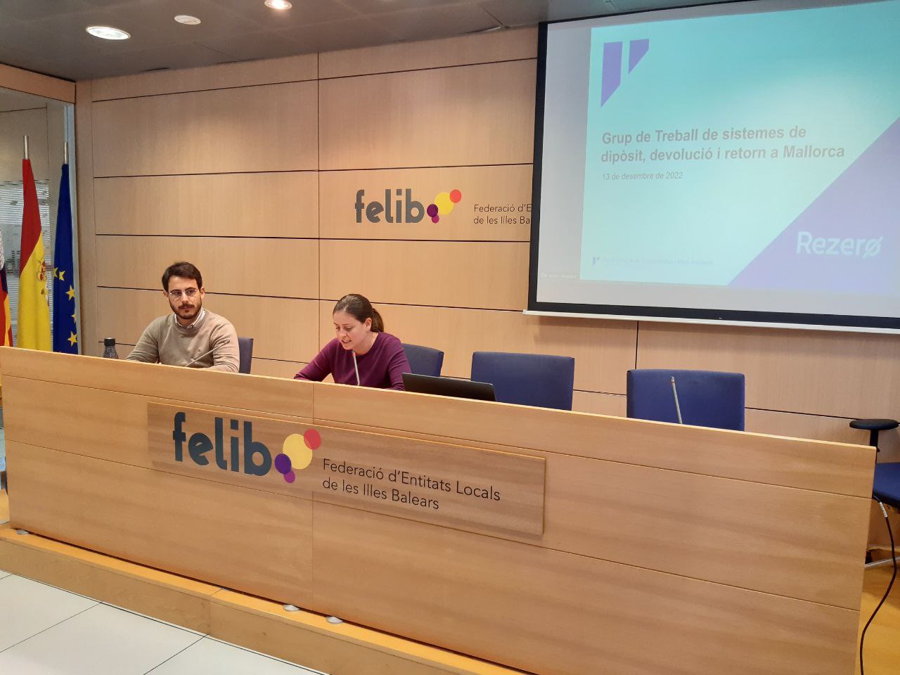 La vicepresidenta i consellera de Sostenibilitat i Medi Ambient Ribot i el director insular de Residus, Juan Carrasco inauguren la jornada d’assessorament i suport tècnic per sistemes de dipòsit devolució i retorn a Mallorca (SDDR)