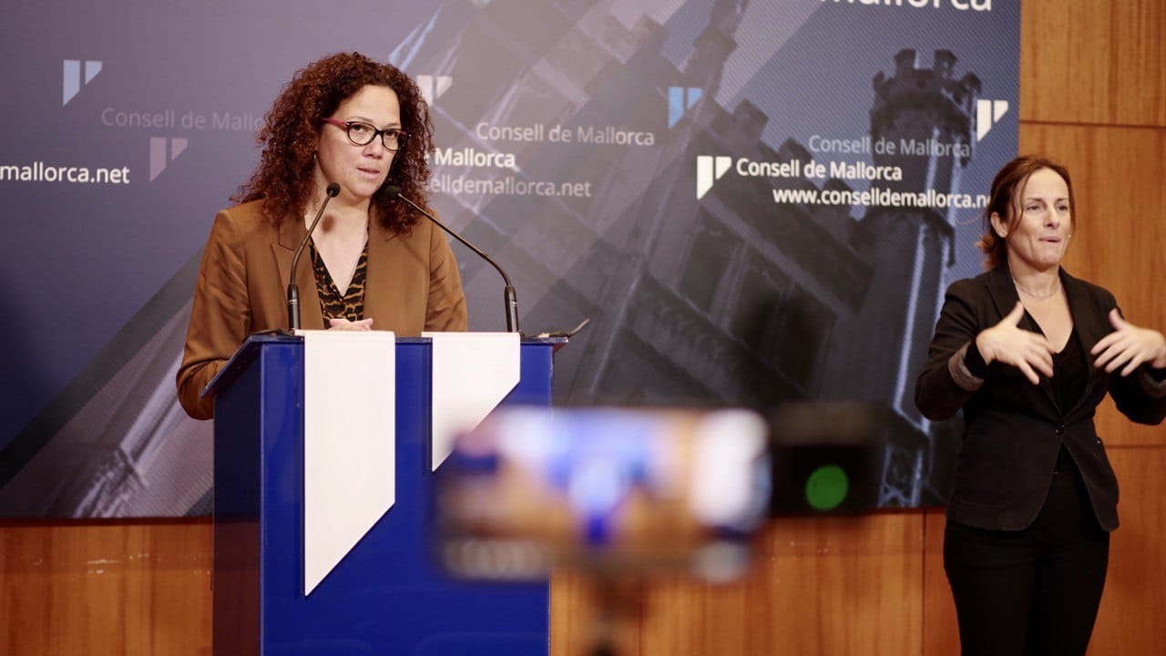 El Consell habilita el telèfon 900 100 444 per a emergències socials.