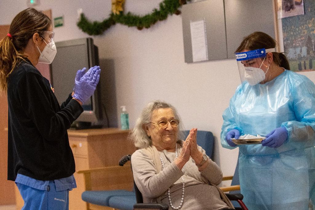 Avelina Serrano, de 94 anys, primera persona vacunada de COVID- 19 a les Illes Balears.