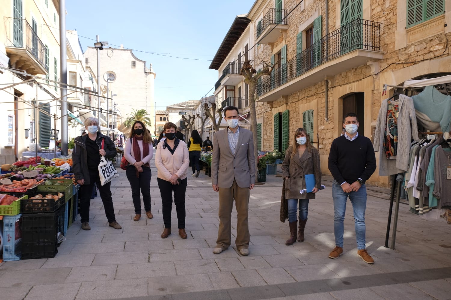 El conseller de Mobilitat i Infraestructures, Iván Sevillano, amb la batlessa de Santanyí, Maria Pons, i representants de Vianants en Lluita del municipi