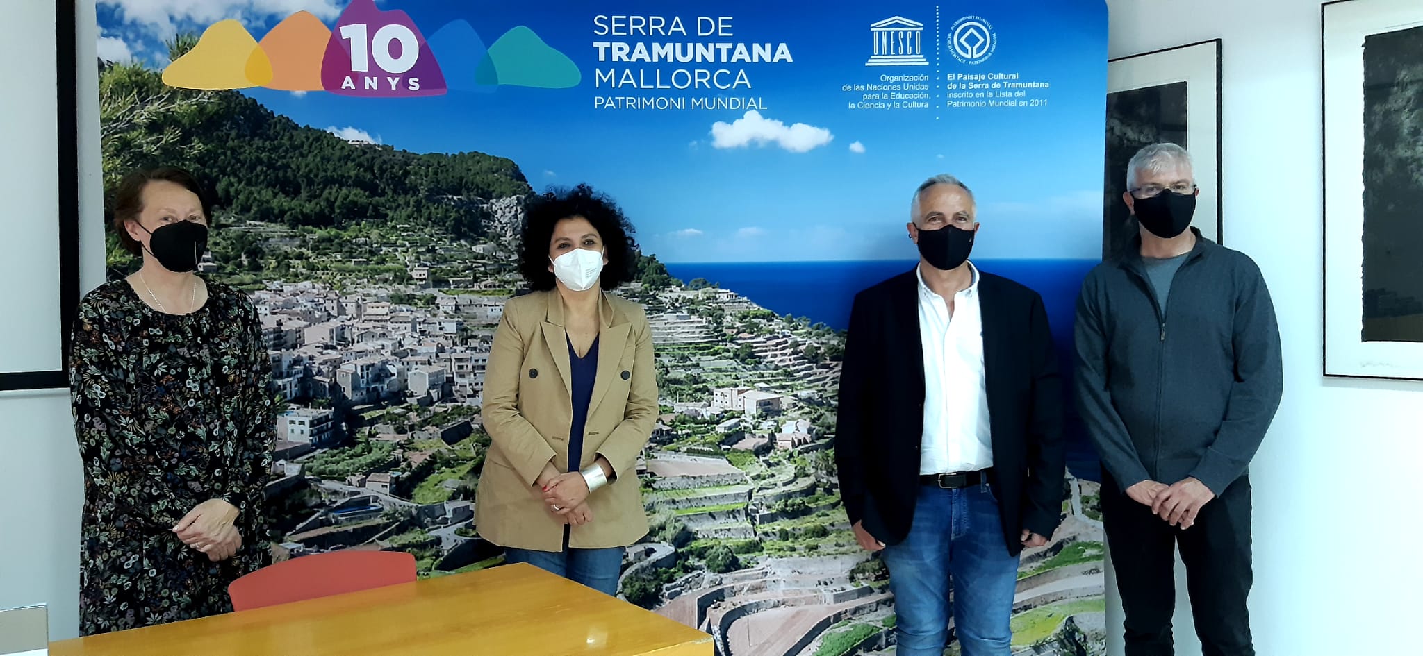 La consellera de Territori, Maria Antònia Garcías, la directora general de Cultura de la Xunta de Galícia, Carmen Martínez, el director insular de Territori, Miquel Vadell i Miquel Grimalt, professor de Geografia Física de la UIB.