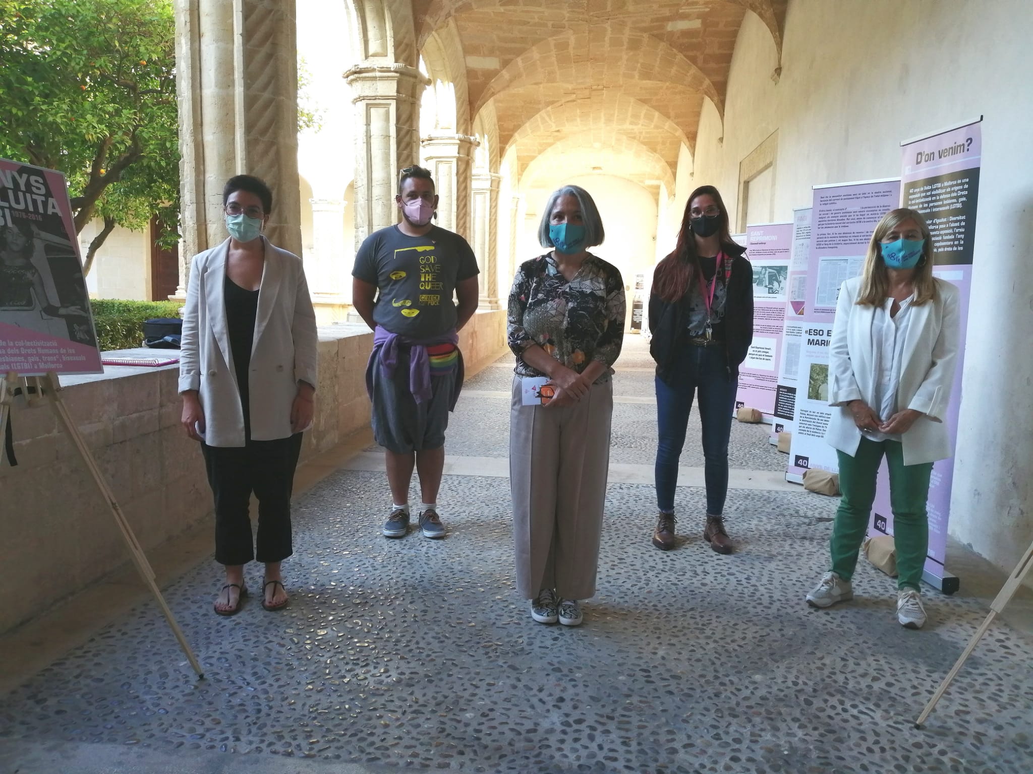 La inauguració de l’exposició «40 anys de lluita LGTBI» a Manacor.