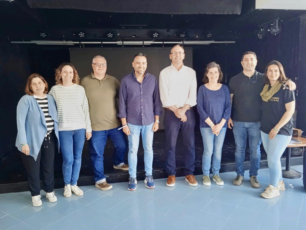 El vicepresidente primero del IMAS, Jaume Tortella, con parte del equipo de Infància i Família que gestiona las acogidas familiares.