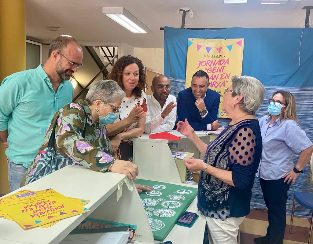 Associats mostren algunes de les manualitat el·laborades durant els tallers.