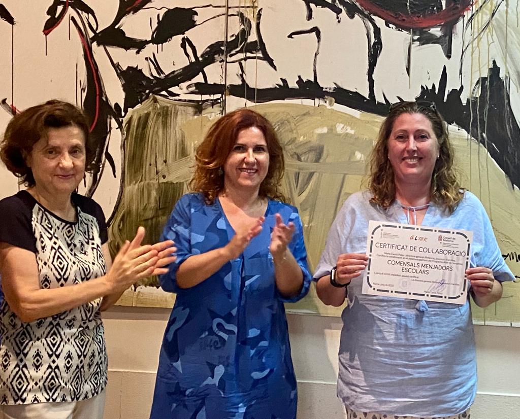 Imatge de l'entrega de diplomes a una de les empresàries que han participat al programa. 