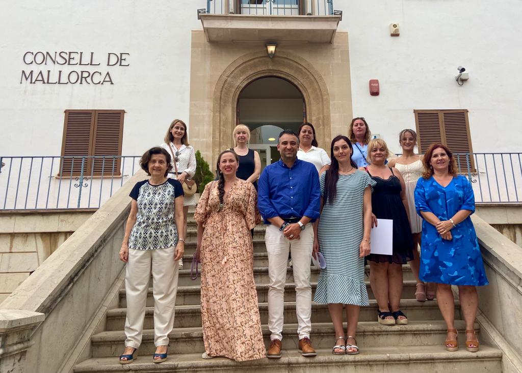 El vicepresident de l'IMAS, la directora insular d'Infància i Família i la consellera d'Afers Socials acompanyada pels empresaris que han col·laborat amb el programa. 