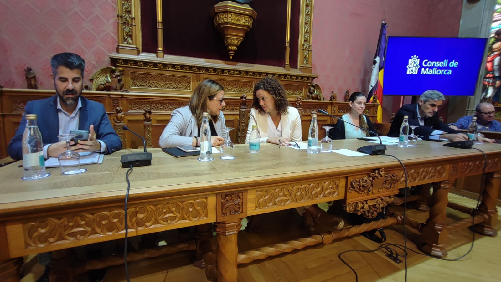 La presidenta Catalina Cladera i la vicepresidenta primera Bel Busquets al ple del Consell