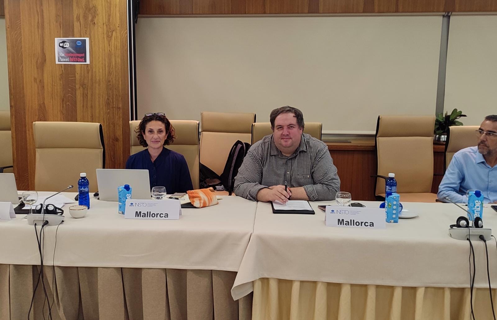 El director insular de Transició i Ordenació Turística, Joan Gaspar Vallori, i la responsable de l’Observatori de Turisme Sostenible de Mallorca, Mónica Núñez.
